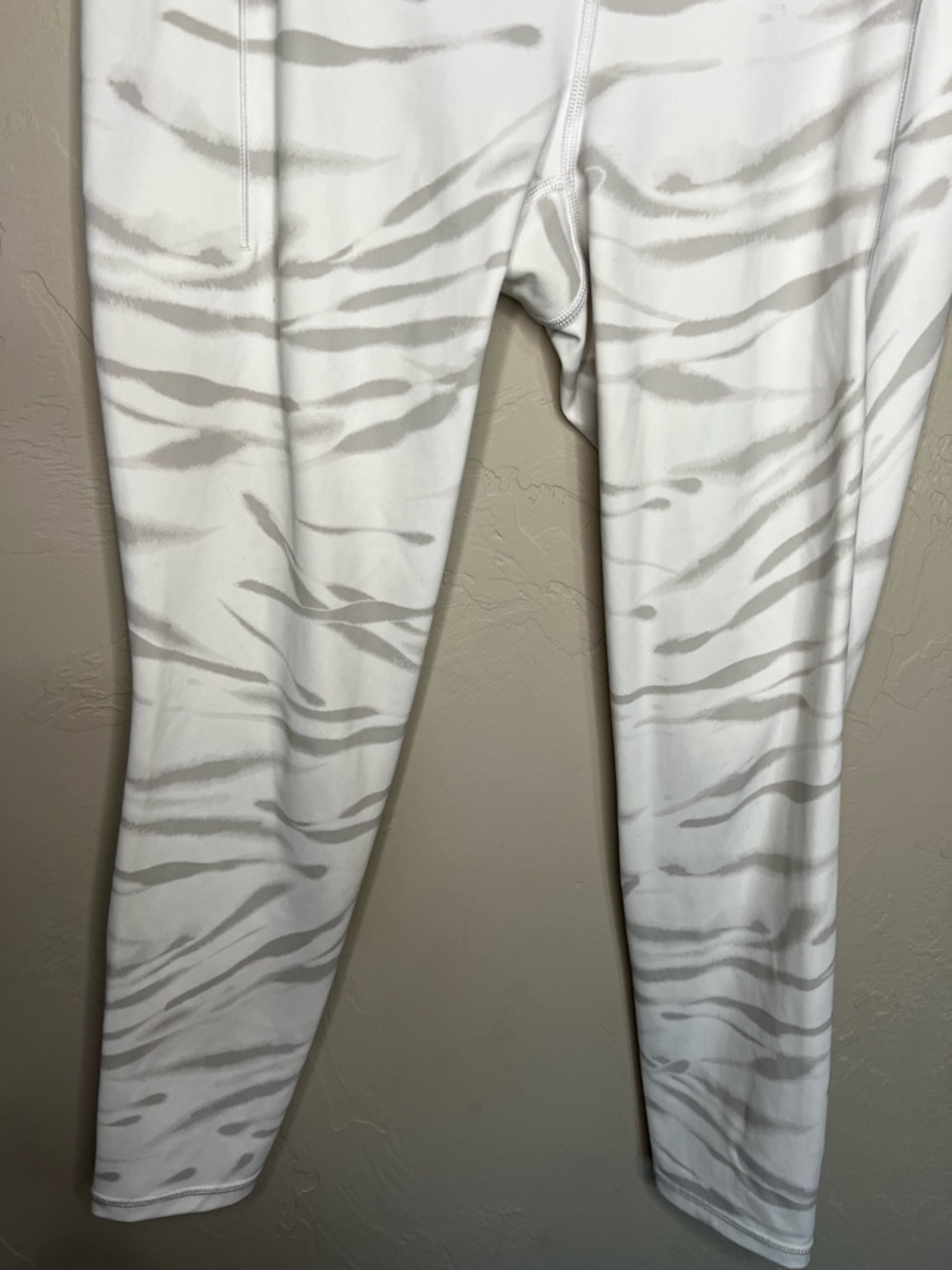 Athleta Salutation Stash Pocket White Light Gray Marble-Print Athletic Leggings - Picture 6 of 11
